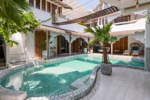 a swimming pool in the courtyard of a house at lory‘s home in Bangkok