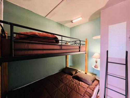 1 dormitorio con 2 literas y lámpara en Appartement du marin art & océan, en Saint-Jean-de-Monts