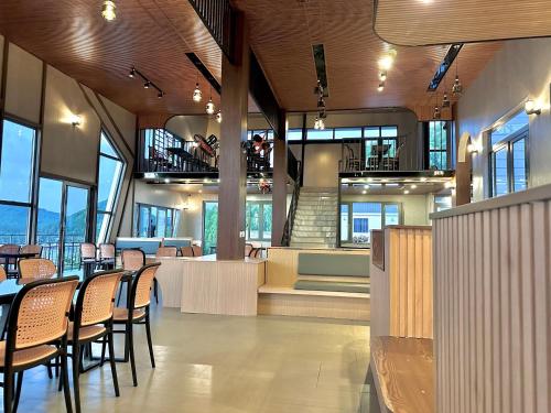 un restaurant avec des chaises et des tables dans un bâtiment dans l'établissement Meta Sea, à Nam Du