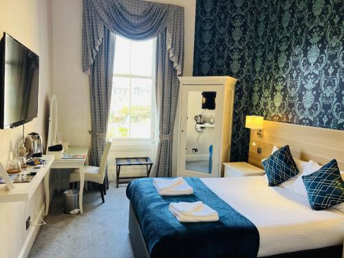 Una habitación de hotel con una cama y una ventana. en Ardenlee Guest House, en Edimburgo