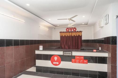 una sala de espera en la sala de exposición de oxo en Capital O Hotel Srinivasa Residency en Tirupati