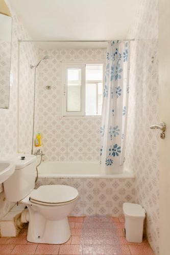 y baño con aseo, lavabo y bañera. en Habitacion privada y tranquila, en Alicante