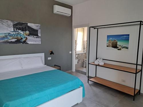 ein Schlafzimmer mit einem Bett und einem großen Spiegel in der Unterkunft B&B Gergent in Agrigento