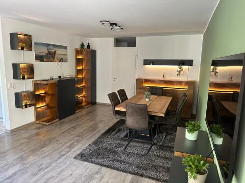 - une salle à manger avec une table et des chaises en bois dans l'établissement FHV01 - Ferienwohnung 100m² 6 Personen Garten und Terrasse 2x WC, à Taucha