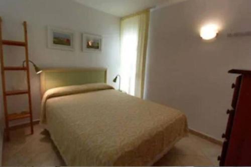 1 dormitorio con 1 cama en una habitación en Ely Palace, vistas al mar/4pax en Platja  d'Aro
