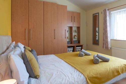 Postel nebo postele na pokoji v ubytování 4 Meadow View Lodge - 2 Bed-sleeps 4-TJS4MV