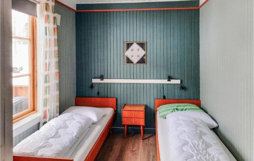 Åfarnes的住宿－Nice Apartment In farnes With House Sea View，绿墙客房内的两张床