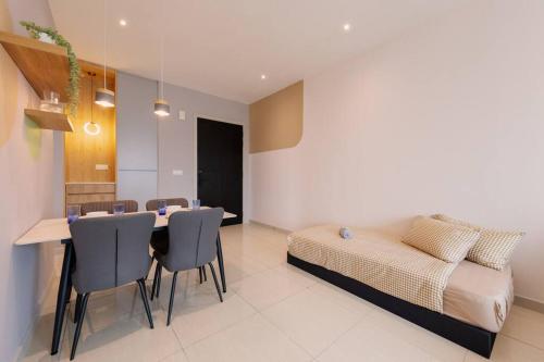Χώρος καθιστικού στο Datum Jelatek Balcony w Infinity Pool Linked LRT KLCCView Mall