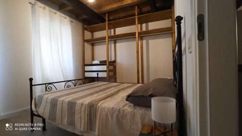 um quarto com uma cama e uma janela em Varano 7 em Ancona