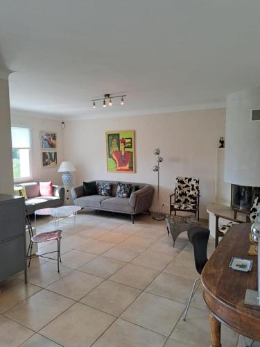 un salon avec un canapé et une table dans l'établissement Belle villa piscine Provence Uzes climatisée, à Saint-Victor-des-Oules