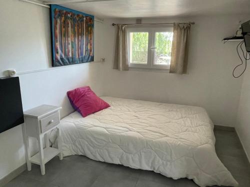 1 dormitorio con cama y ventana en COCOONING en Pujaut