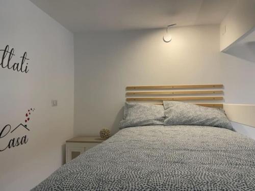 1 dormitorio con 1 cama con edredón gris en loft piccola londra, en Roma
