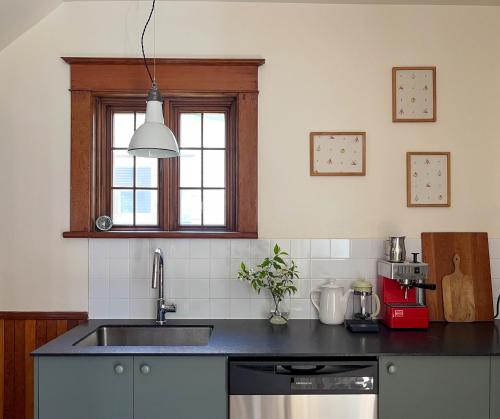 A cozinha ou cozinha compacta de Chez Léo par Maison Dudley