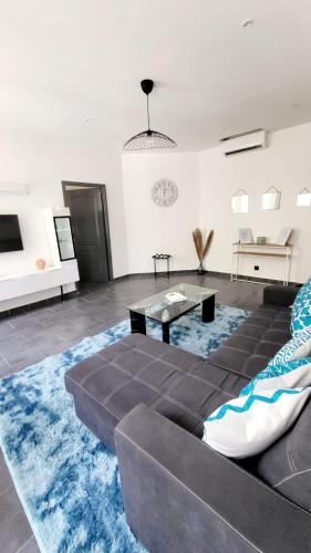 un salon avec un canapé et une table dans l'établissement Le cœur de Marseille 2, à Marseille