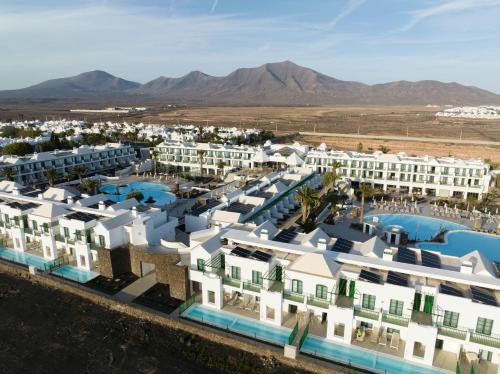 una vista aerea di un resort con montagne sullo sfondo di MYND Yaiza a Playa Blanca