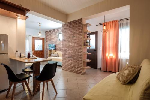 Habitación con cama, mesa y sillas. en Pepe home en Nauplia