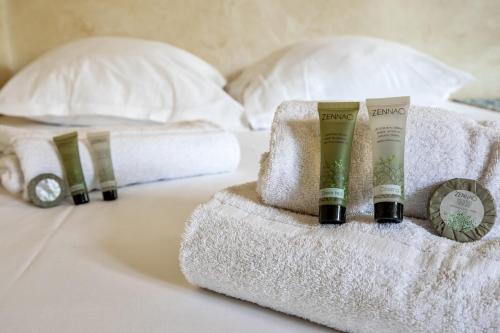 une pile de serviettes posée sur un lit dans l'établissement Studio Pinica - Welkeys, à Avignon