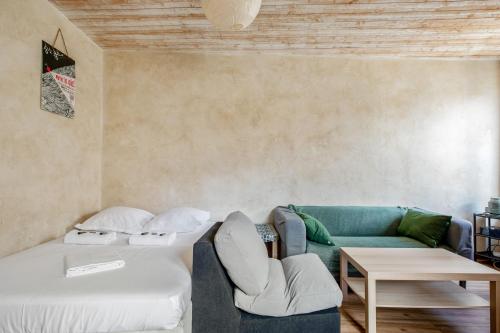 sala de estar con cama y sofá en Luminous studio in the center of Avignon - Welkeys, en Aviñón