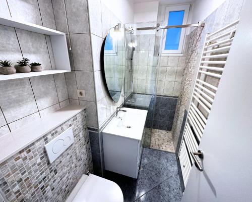 ein Badezimmer mit einem WC, einem Waschbecken und einem Spiegel in der Unterkunft The Martinez Holiday House - Zadar in Zadar