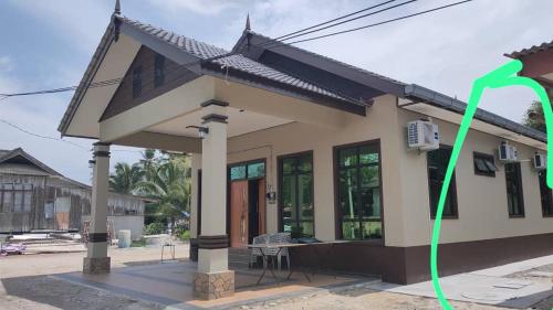 a green arrow pointing to a small house at MAA HOMESTAY BATU BURUK in Kuala Terengganu