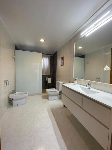 een badkamer met 2 wastafels en 2 toiletten bij Villa Garrido in Portocolom