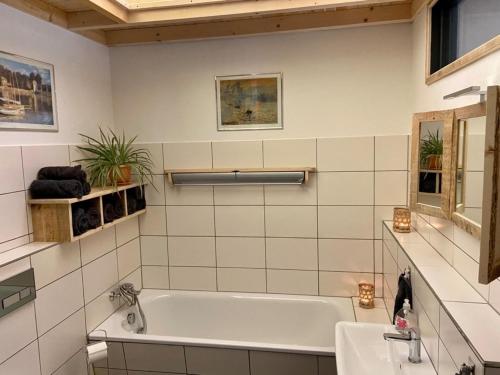 y baño con bañera y lavamanos. en Pferdestall - a87338, en Kiel