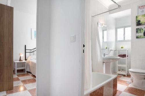 een badkamer met een bad, een wastafel en een toilet bij Casa Colomera 1 in Barbate