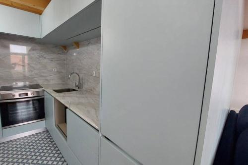 uma cozinha com um lavatório e um fogão em Oporto City View - Wow Duplex no Porto