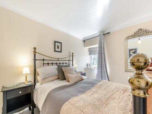 sypialnia z dużym łóżkiem i lustrem w obiekcie The Stable, Cuffern Manor Cottages w mieście Haverfordwest