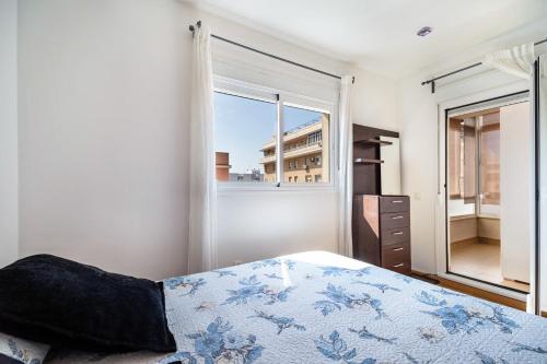 um quarto com uma cama e uma grande janela em Sensacional Piso en San Fernando em San Fernando