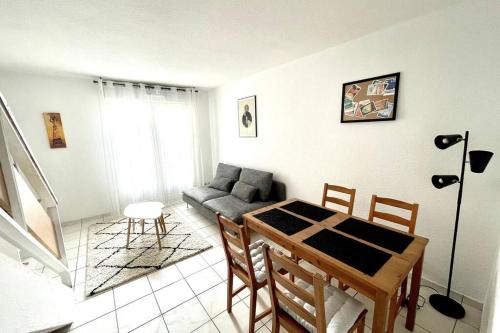 un salon avec un canapé et une table dans l'établissement Duplex moderne proche de toutes commodités, à Bordeaux