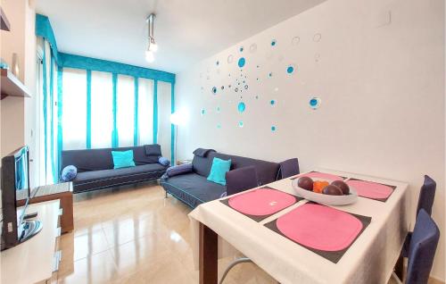 ein Wohnzimmer mit einer Couch und einem Tisch in einem Zimmer in der Unterkunft Beautiful Apartment In Benicarló in Benicarló