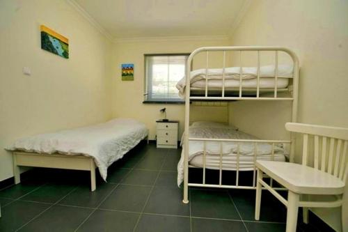 1 dormitorio con 2 literas y mesa en 6 Persoons Vakantiewoning Portugal - Casa do Balão - en - Casa Pequeno Pintor en Figueira e Barros