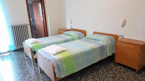 two beds sitting next to each other in a room at Hotel Ristorante Miramonti in Consuma