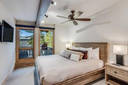 sypialnia z łóżkiem i wentylatorem sufitowym w obiekcie Interlude Condominiums 2-Bedroom Unit 101 w mieście Snowmass Village