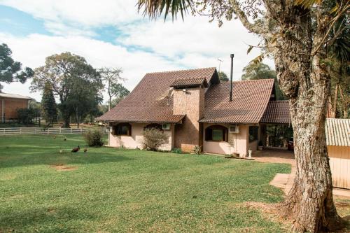 uma casa com um jardim verde com uma árvore em Wine Residence em Garibaldi