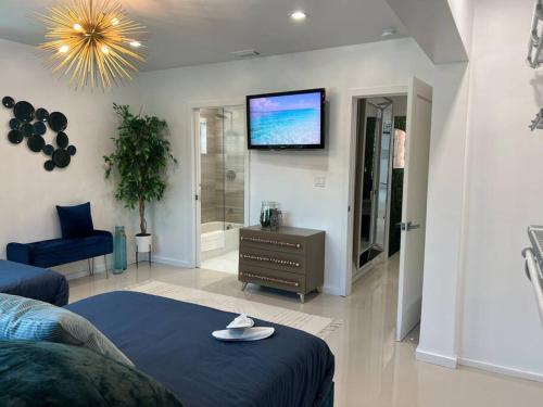 โทรทัศน์และ/หรือระบบความบันเทิงของ Casa Mondrian- Resort Style Home- Mins to Beaches