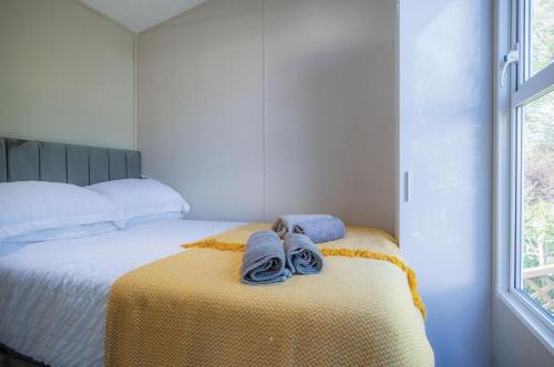 Postel nebo postele na pokoji v ubytování The Studio - 1 Bedroom Cabin - Amroth