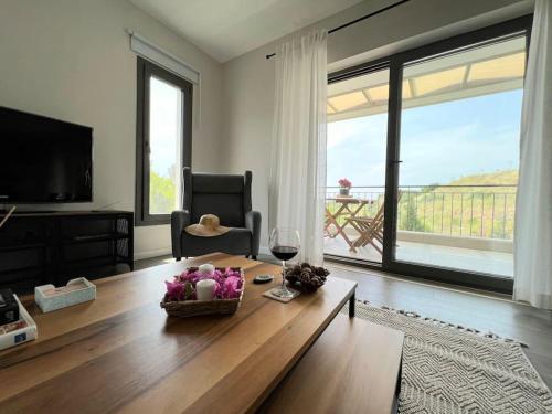 una sala de estar con una mesa y una copa de vino en Luxurious Apartment in Bodrum, en Bodrum City