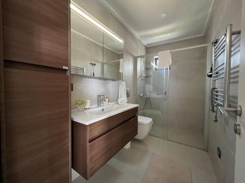 y baño con lavabo, aseo y ducha. en Luxurious Apartment in Bodrum, en Bodrum City