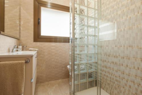 y baño con ducha acristalada y lavamanos. en Armonia Superior, comparte exterior, en Llinars del Vallès