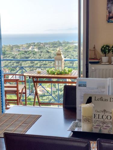 balcón con mesa y vistas al océano en Lefkas Dream, en Lefkada