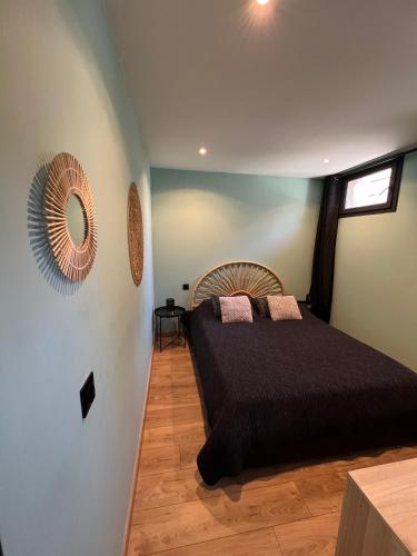 une chambre avec un lit et un miroir au mur dans l'établissement Le grand clocher de Cassis, à Cassis