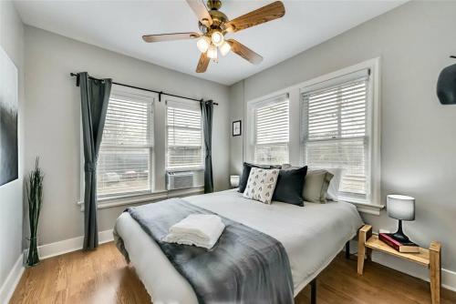 Ένα ή περισσότερα κρεβάτια σε δωμάτιο στο Global Cup The Haven Lower-Greenville Ave