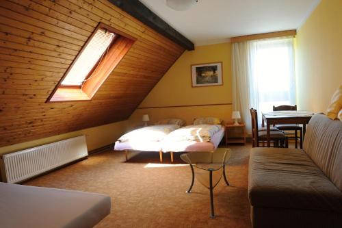 Кровать или кровати в номере Penzion Alpina Liberec