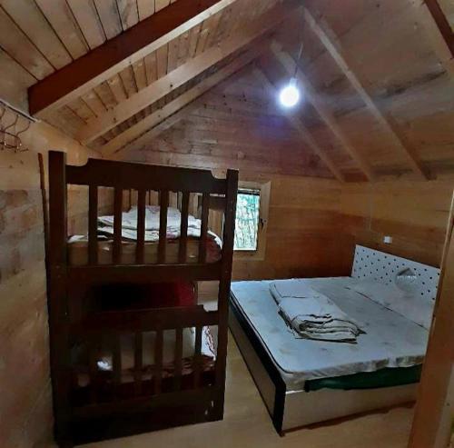 Habitación con 2 literas y techo. en Mulliri en Peje