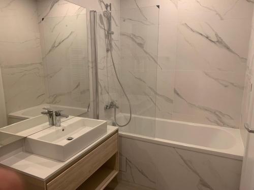 y baño con lavabo, ducha y bañera. en JAD - Luxury - 3 Room Apartments - Urban Plaza, en Brasov