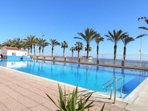 Bazén v ubytování Evans Realty AN 1ª línea playa & Piscina & Tenis nebo v jeho okolí