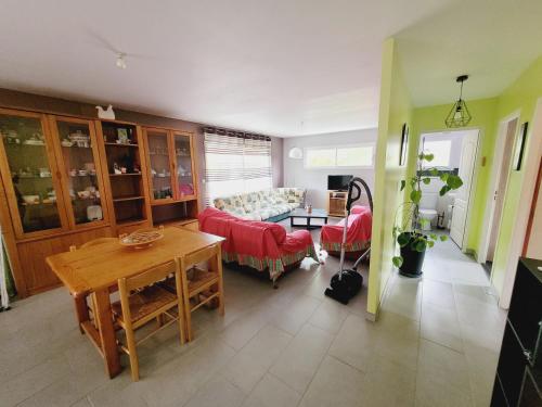 un salon avec un canapé et une table dans l'établissement La Rose des Vents, à Saint-Paul-en-Born