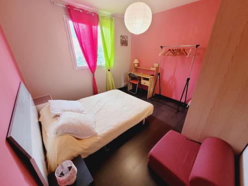 Cette petite chambre comprend un lit, un bureau et une fenêtre. dans l'établissement La Rose des Vents, à Saint-Paul-en-Born